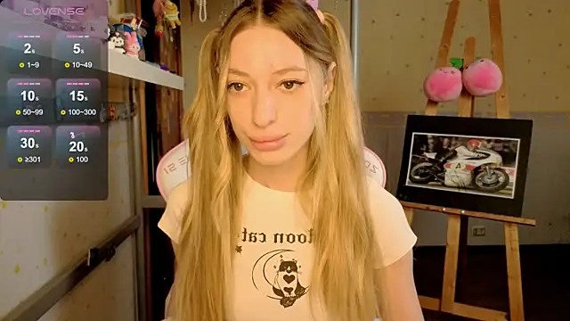 MiaMooonn online show from June 2026 01:39:02 PM
