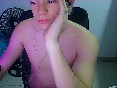 Snapshot of adlovin chatting on August 2026 01:07:02 AM adlovin online show from August 2026 01:07:02 AM