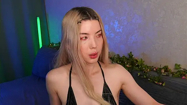 Snapshot of LindaThackerr chatting on May 2026 04:23:02 PM LindaThackerr online show from May 2026 04:23:02 PM
