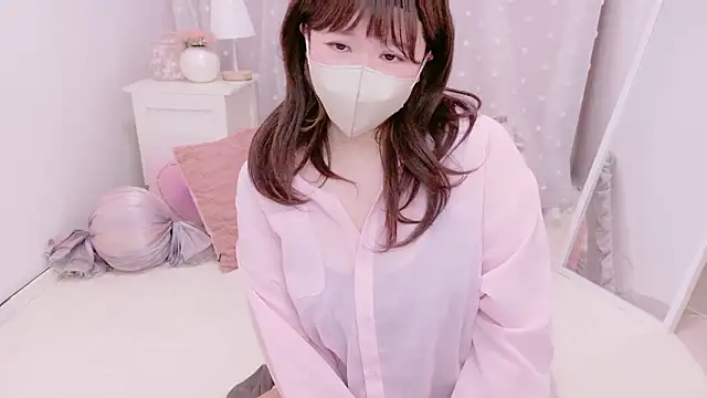 Snapshot of _MOMOsan chatting on May 2026 01:07:01 PM MOMOsan online show from May 2026 01:07:01 PM
