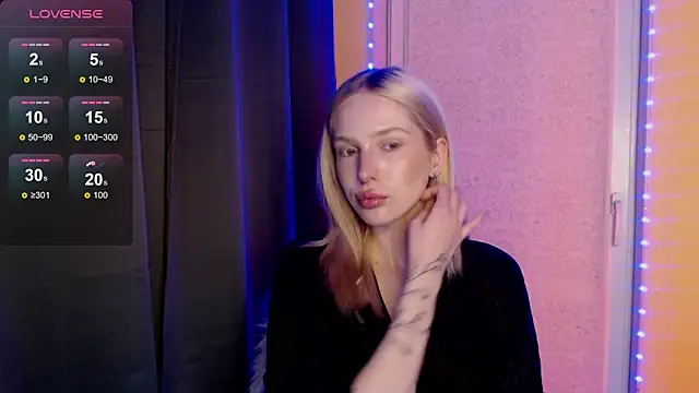 Snapshot of MichelleVelour chatting on May 2026 05:32:01 PM MichelleVelour online show from May 2026 05:32:01 PM