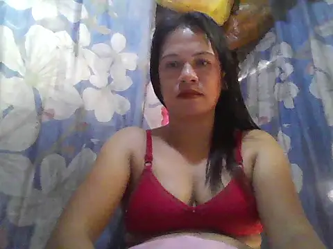Snapshot of MommyRose32 chatting on June 2026 12:44:01 AM MommyRose32 online show from June 2026 12:44:01 AM