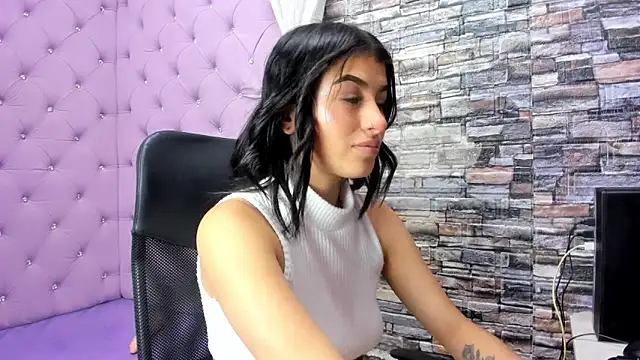 Snapshot of haileypetite chatting on May 2026 01:06:01 PM haileypetite online show from May 2026 01:06:01 PM