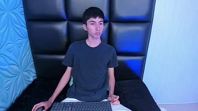 LittleNerd18 online show from May 2026 02:51:01 AM