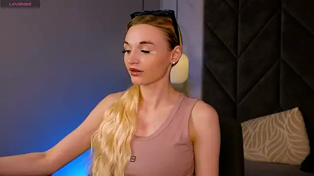 Snapshot of Mila__Lux chatting on May 2026 01:48:02 PM Mila Lux online show from May 2026 01:48:02 PM