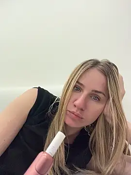 Snapshot of AnnaMist_ chatting on May 2026 06:35:02 PM AnnaMist online show from May 2026 06:35:02 PM