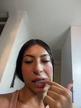 Snapshot of Velunett chatting on May 2026 10:13:01 AM Velunett online show from May 2026 10:13:01 AM