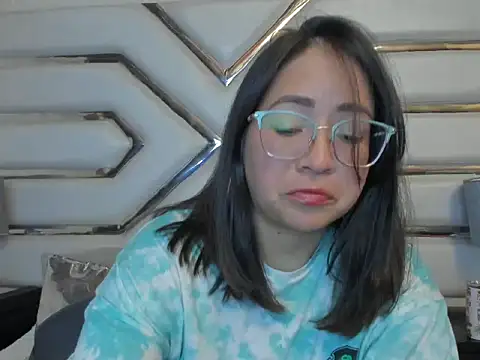 Snapshot of AlissBluumm chatting on June 2026 07:25:01 PM AlissBluumm online show from June 2026 07:25:01 PM