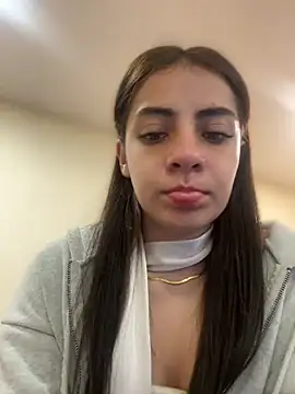 Snapshot of Hanna_Cruz_ chatting on June 2026 02:28:01 PM Hanna Cruz online show from June 2026 02:28:01 PM