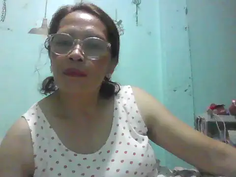 Snapshot of momshe2026 chatting on May 2026 12:12:02 PM momshe2026 online show from May 2026 12:12:02 PM