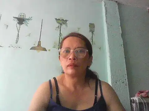 Snapshot of momshe2026 chatting on June 2026 07:14:02 AM momshe2026 online show from June 2026 07:14:02 AM