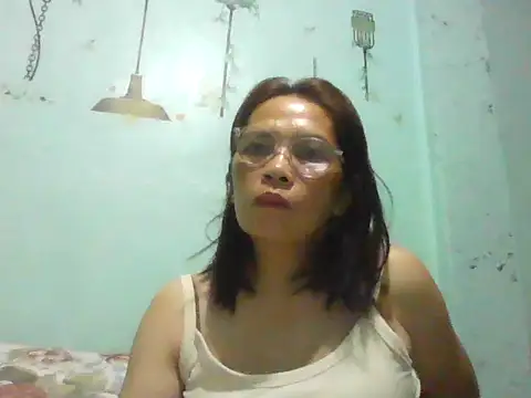 Snapshot of momshe2026 chatting on June 2026 07:40:02 PM momshe2026 online show from June 2026 07:40:02 PM