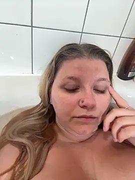 Snapshot of LucieLouBabe chatting on June 2026 10:43:02 AM LucieLouBabe online show from June 2026 10:43:02 AM