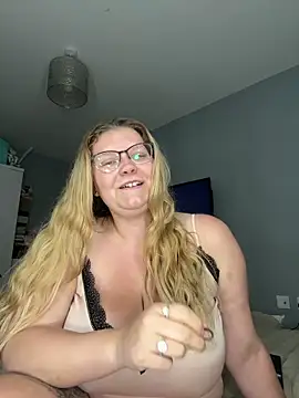 Snapshot of LucieLouBabe chatting on June 2026 10:52:01 PM LucieLouBabe online show from June 2026 10:52:01 PM