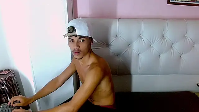 Snapshot of Angel_foxc13 chatting on June 2026 04:39:02 PM Angel foxc13 online show from June 2026 04:39:02 PM