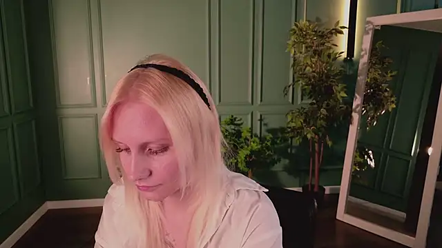 Snapshot of haleybooo chatting on June 2026 12:26:01 PM haleybooo online show from June 2026 12:26:01 PM