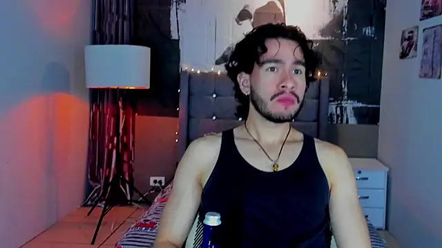 Snapshot of theo_riviera chatting on May 2026 05:26:01 AM theo riviera online show from May 2026 05:26:01 AM