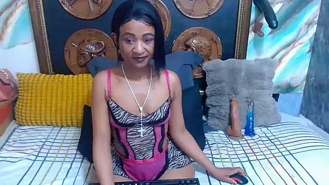 Snapshot of GoldenBigAssCurvy1 chatting on June 2026 03:50:01 PM GoldenBigAssCurvy1 online show from June 2026 03:50:01 PM