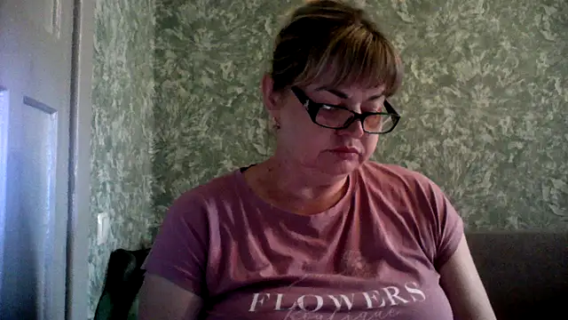 Snapshot of Empress211 chatting on June 2026 01:24:02 PM Empress211 online show from June 2026 01:24:02 PM