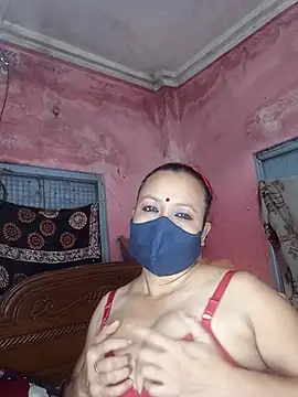 Snapshot of MoonLusty chatting on June 2026 04:05:01 AM MoonLusty online show from June 2026 04:05:01 AM