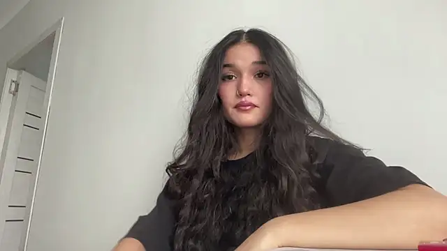 Snapshot of LisetteParajon chatting on June 2026 05:03:02 AM LisetteParajon online show from June 2026 05:03:02 AM