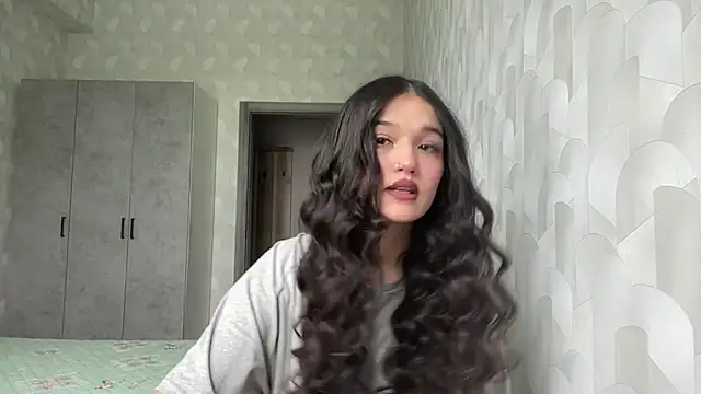 Snapshot of LisetteParajon chatting on June 2026 05:05:02 AM LisetteParajon online show from June 2026 05:05:02 AM