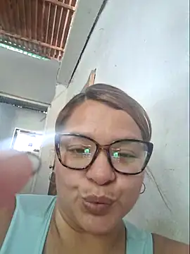 Snapshot of leonorq chatting on June 2026 02:04:01 PM leonorq online show from June 2026 02:04:01 PM