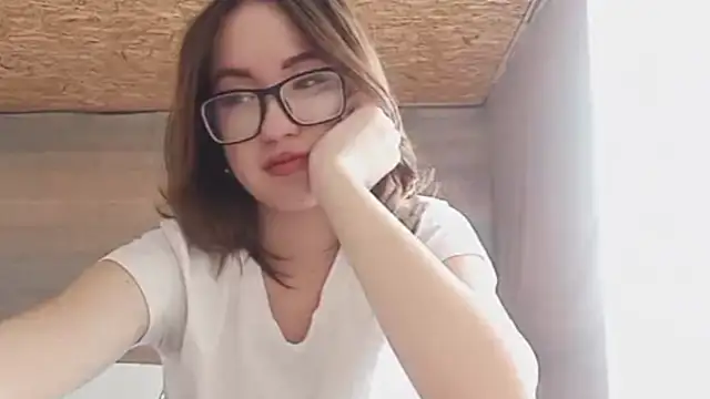 Snapshot of OliviaMoment chatting on May 2026 09:17:01 AM OliviaMoment online show from May 2026 09:17:01 AM