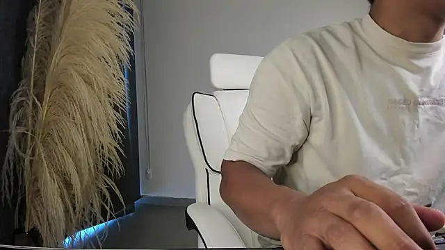 Snapshot of itsandrewx chatting on June 2026 07:40:02 PM itsandrewx online show from June 2026 07:40:02 PM