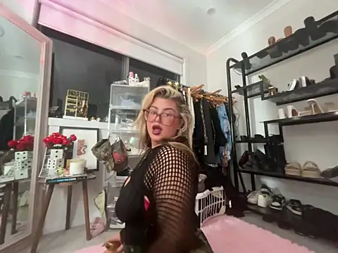 Snapshot of luckygigi chatting on June 2026 07:35:01 AM luckygigi online show from June 2026 07:35:01 AM