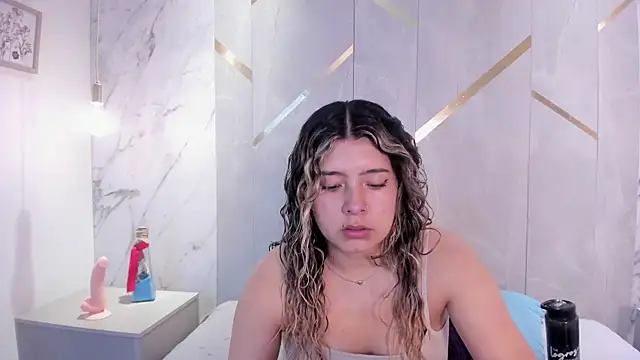 Snapshot of ChloeBelle_ chatting on June 2026 01:02:01 PM ChloeBelle online show from June 2026 01:02:01 PM