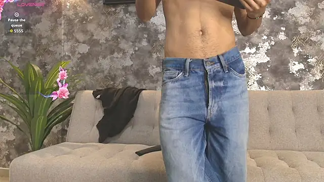 Snapshot of Maximiliano_Young chatting on June 2026 01:32:02 PM Maximiliano Young online show from June 2026 01:32:02 PM