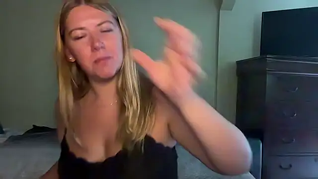 Snapshot of allyanalangell chatting on July 2026 04:27:02 PM allyanalangell online show from July 2026 04:27:02 PM