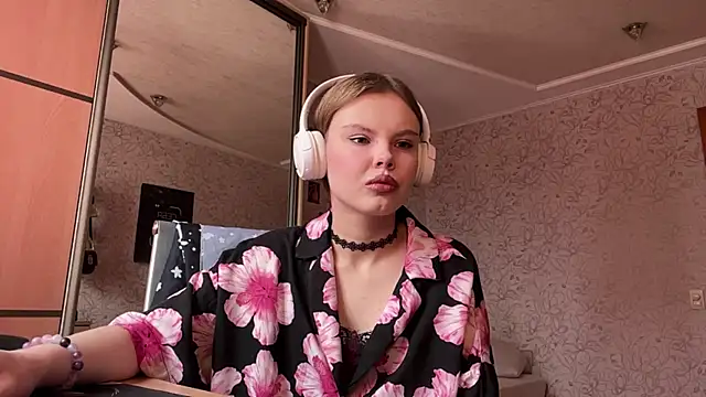 Snapshot of Vivienneyourdream chatting on June 2026 09:56:02 AM Vivienneyourdream online show from June 2026 09:56:02 AM