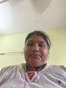 Snapshot of meenaqueen chatting on June 2026 05:30:02 AM meenaqueen online show from June 2026 05:30:02 AM