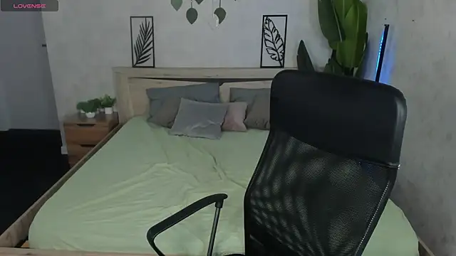 Snapshot of Violeta_Paul chatting on June 2026 01:28:02 AM Violeta Paul online show from June 2026 01:28:02 AM