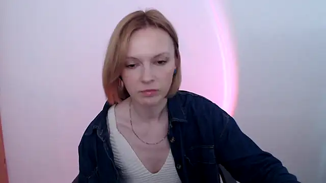 Snapshot of AdelleLovee_ chatting on June 2026 07:20:01 AM AdelleLovee online show from June 2026 07:20:01 AM