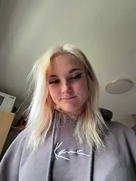 Snapshot of Viviluu_Offiziell chatting on June 2026 12:52:02 PM Viviluu Offiziell online show from June 2026 12:52:02 PM