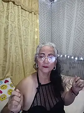 Snapshot of ReinaMadura chatting on June 2026 03:27:02 AM ReinaMadura online show from June 2026 03:27:02 AM