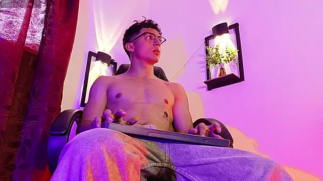 Snapshot of Enzo_Duran chatting on June 2026 08:24:01 PM Enzo Duran online show from June 2026 08:24:01 PM