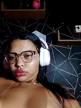 Snapshot of Silmara21 chatting on June 2026 05:03:02 AM Silmara21 online show from June 2026 05:03:02 AM