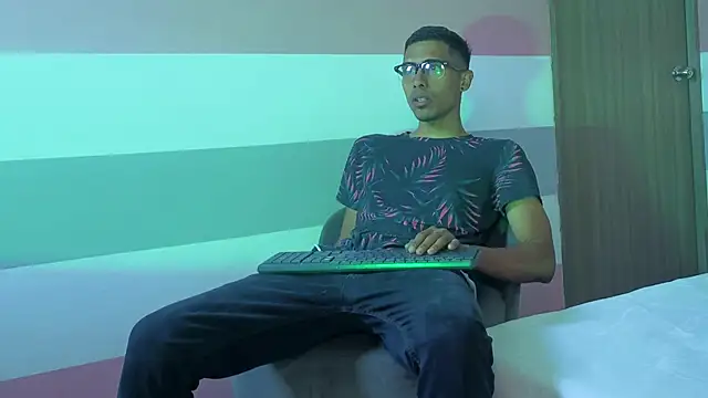 Snapshot of theo_steel_ chatting on June 2026 01:43:01 PM theo steel online show from June 2026 01:43:01 PM