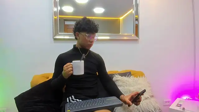 Snapshot of Johnny__bloom chatting on June 2026 04:34:01 AM Johnny bloom online show from June 2026 04:34:01 AM