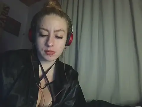 Snapshot of DollPhanie chatting on June 2026 02:27:01 AM DollPhanie online show from June 2026 02:27:01 AM