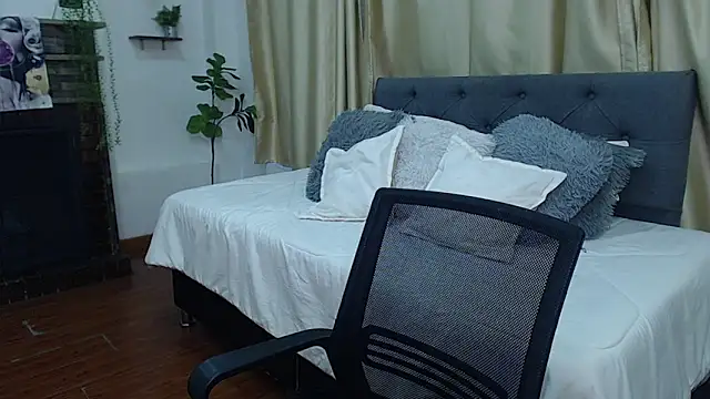 Snapshot of Khalia_ chatting on June 2026 01:47:01 PM Khalia online show from June 2026 01:47:01 PM
