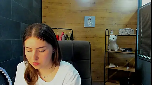 Snapshot of PaulineeJones chatting on June 2026 01:10:01 PM PaulineeJones online show from June 2026 01:10:01 PM