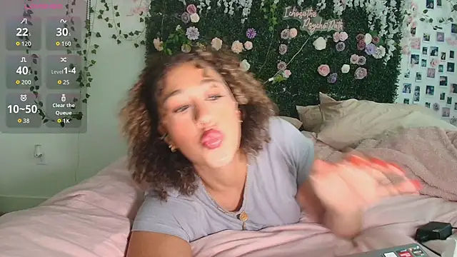 Snapshot of LyraCovee chatting on June 2026 12:43:02 AM LyraCovee online show from June 2026 12:43:02 AM