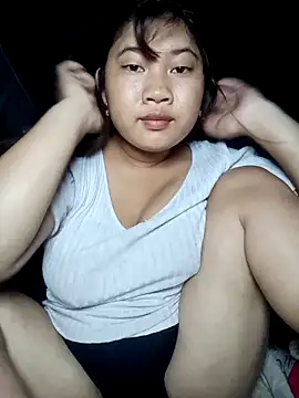 Emelyzz online show from June 2026 04:33:01 PM