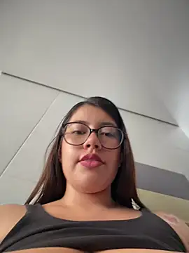 Saracalderon online show from July 2026 06:20:01 PM