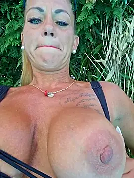 housewifebella online show from July 2026 02:01:02 PM
